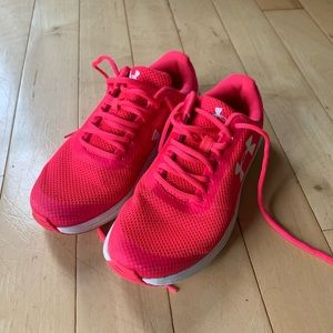 Big Kids size 5 Under Armour tennis shoes